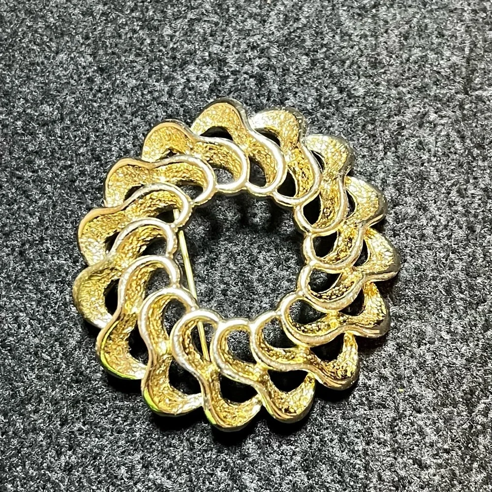 Sarah Coventry Gold Swirl Brooch
